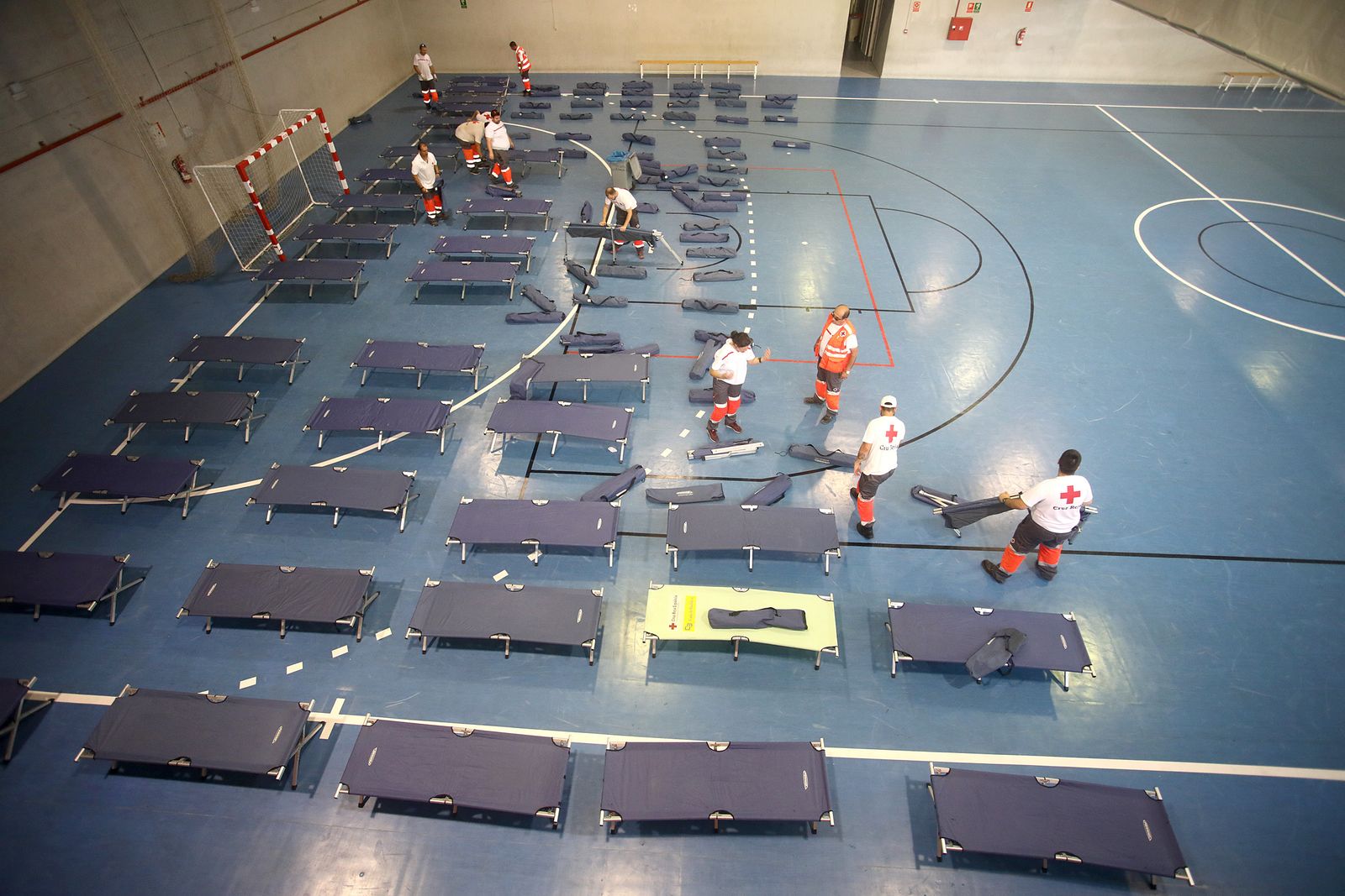 Personal de emergencias preparando las camas en el pabellón Mirandilla de Cádiz ayer tarde.