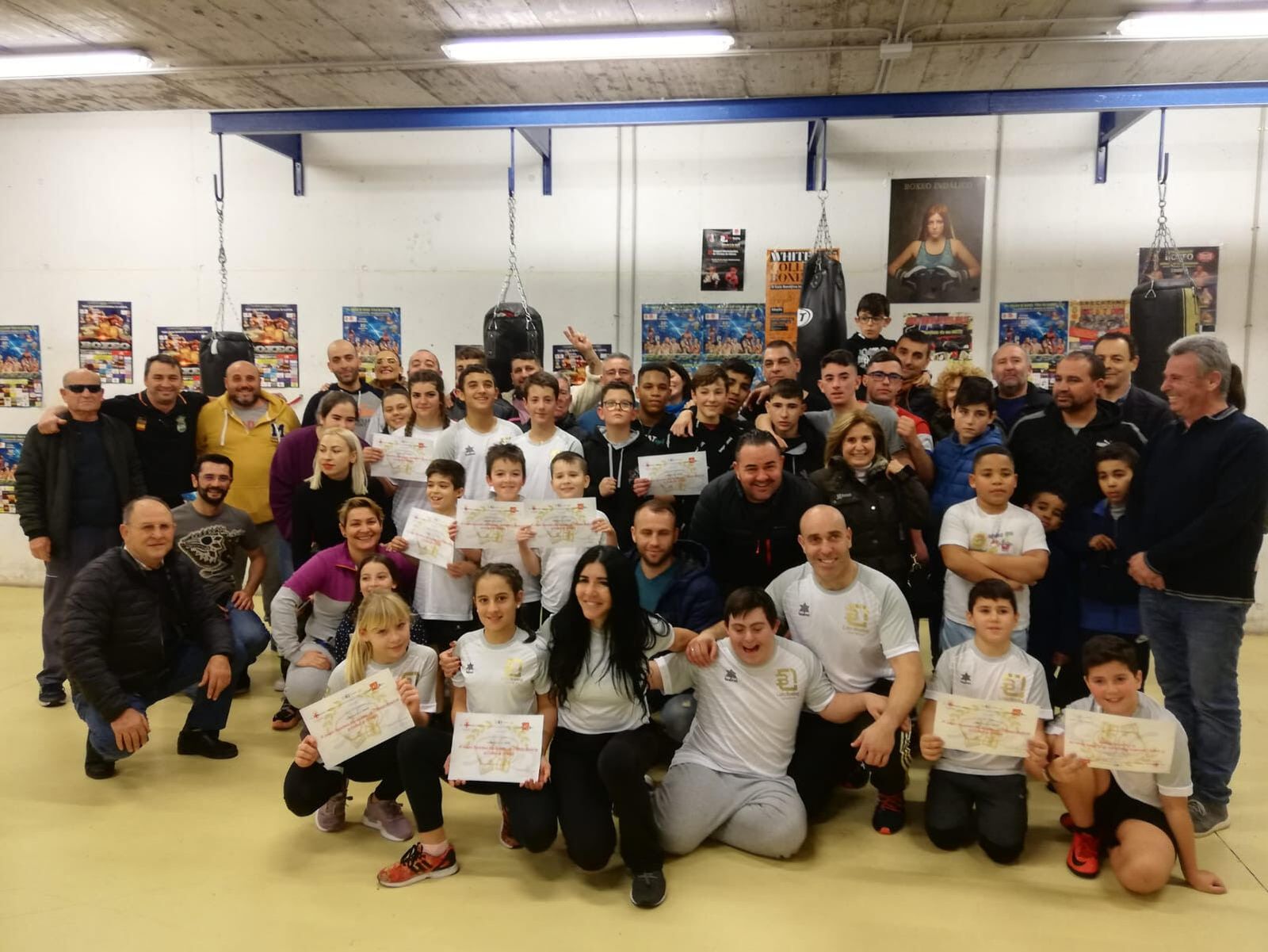 Foto de grupo de los integrantes del club Lola Boxin