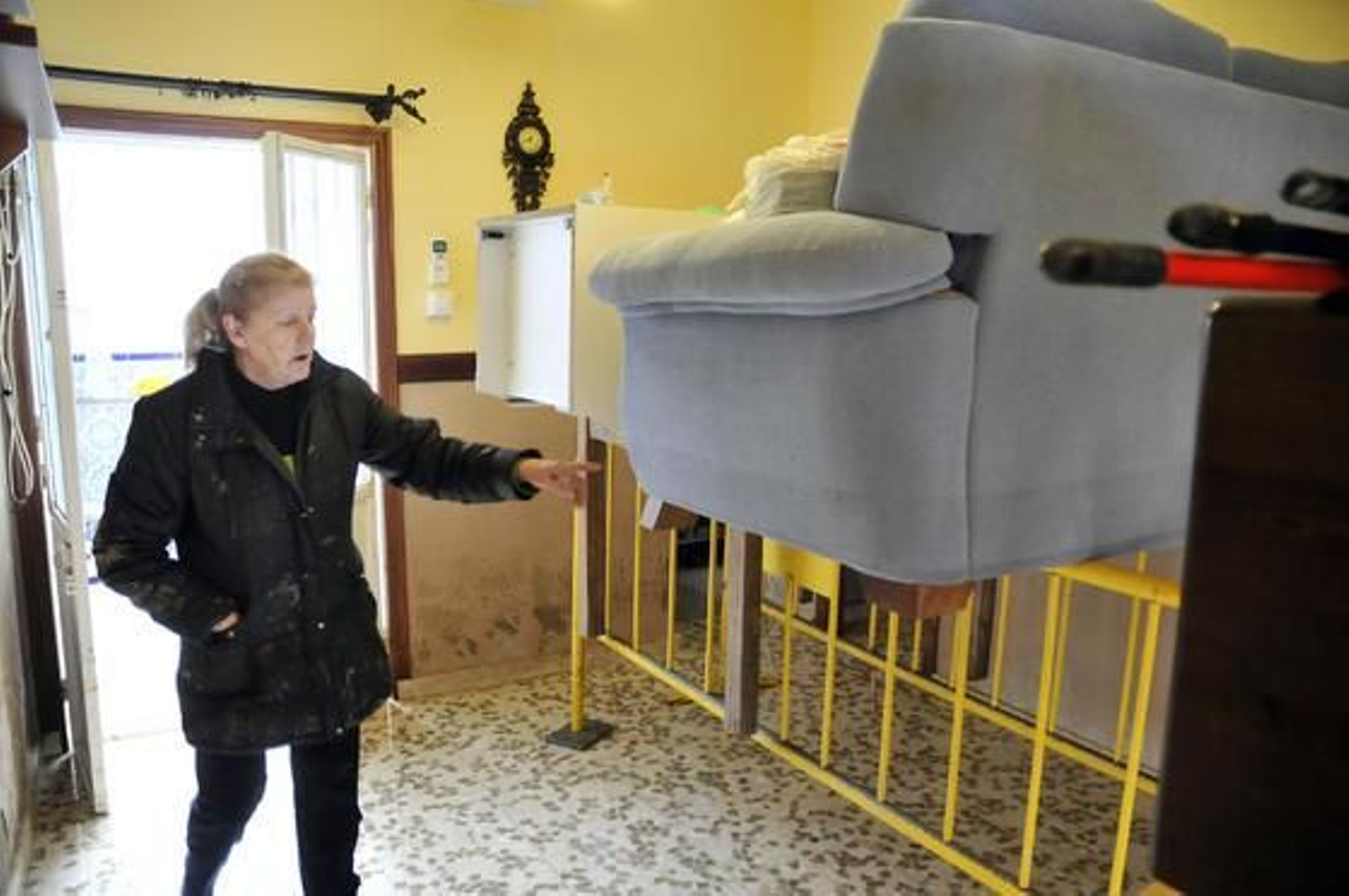 Los vecinos de Lora se afanan en limpiar tras las intensas lluvias.

Foto: Juan Carlos Vázquez