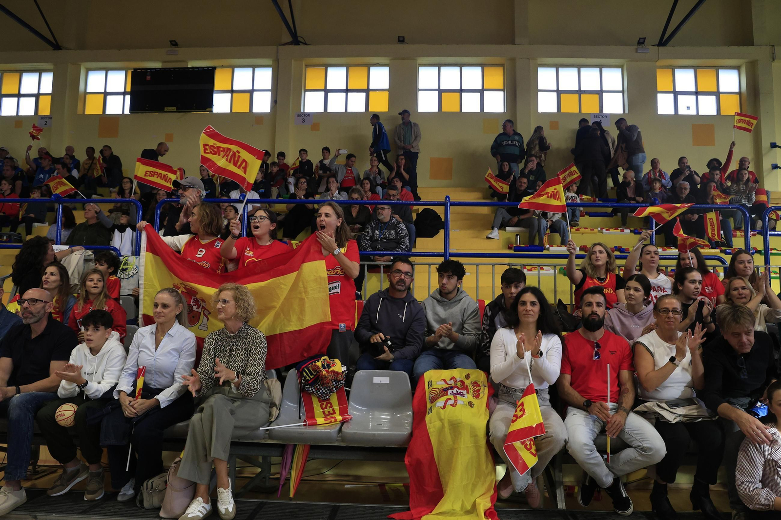 Fotos del partido y ambiente en el España-Francia del Torneo Internacional de Baloncesto Femenino en La Línea