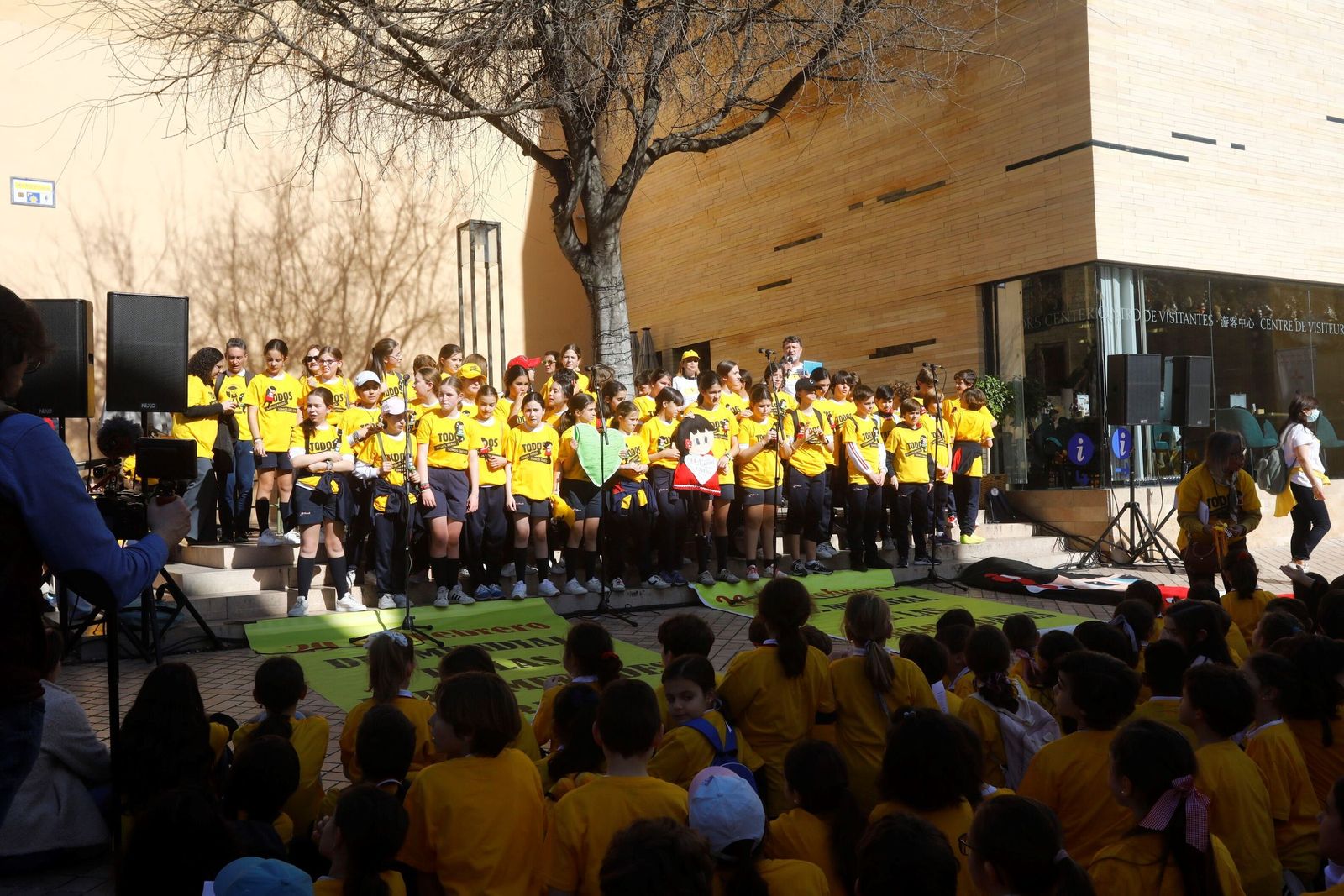 Las mejores imágenes del abrazo a la Mezquita-Catedral por las enfermedades raras