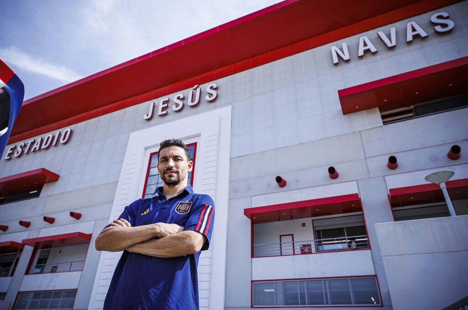 Jesús Navas, con un polo de la selección española ante el estadio que lleva su nombre.