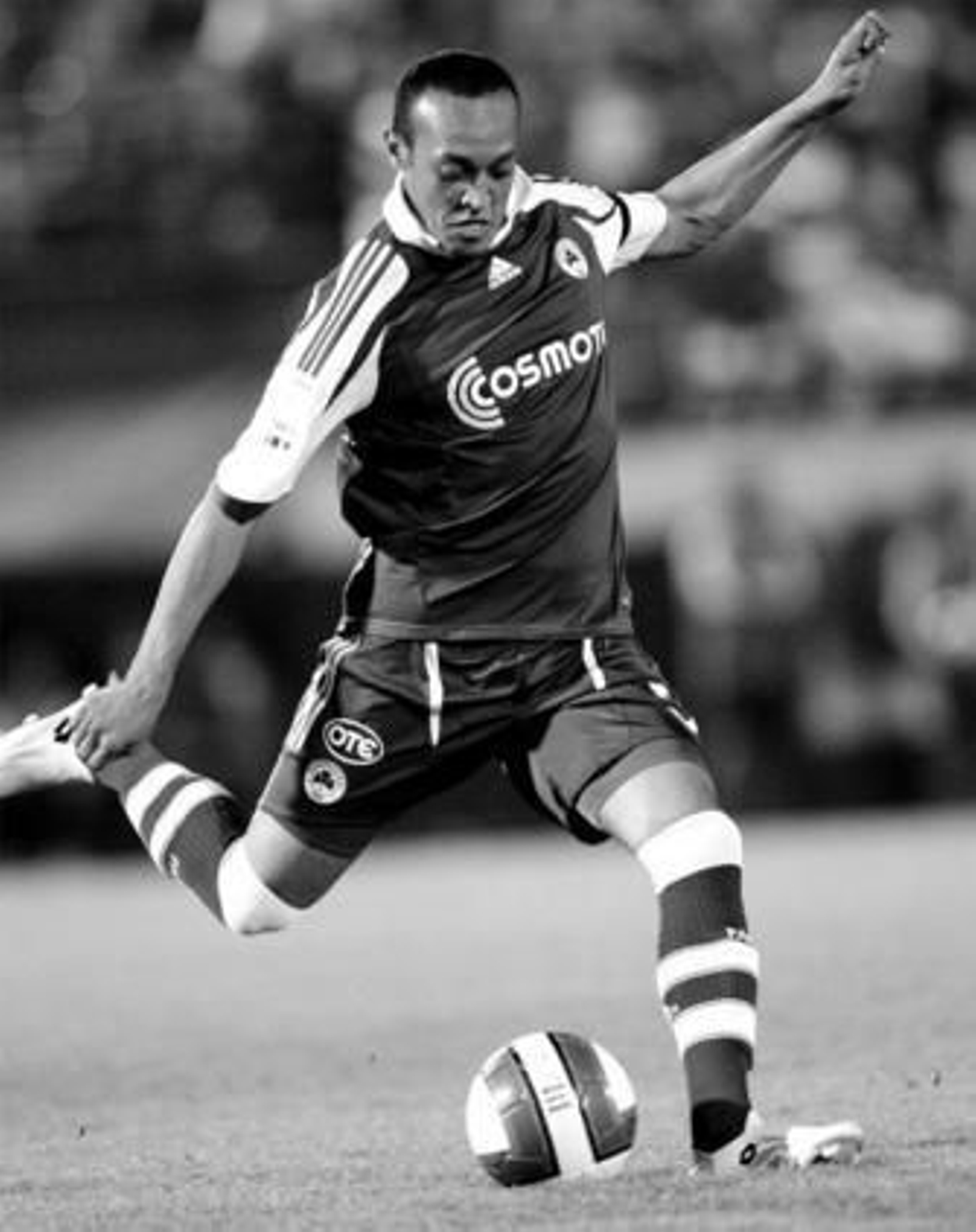 Nasief Morris golpea el balón durante un encuentro con el Panathinaikos en la Liga griega.