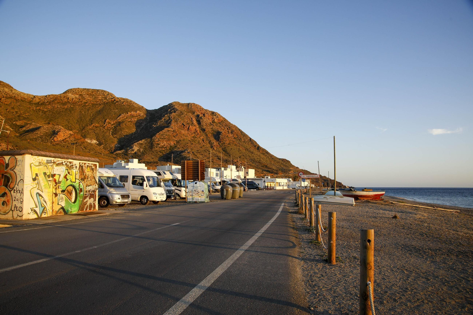 Autocaravanas estacionadas en la playa de Cabo de Gata, en imágenes