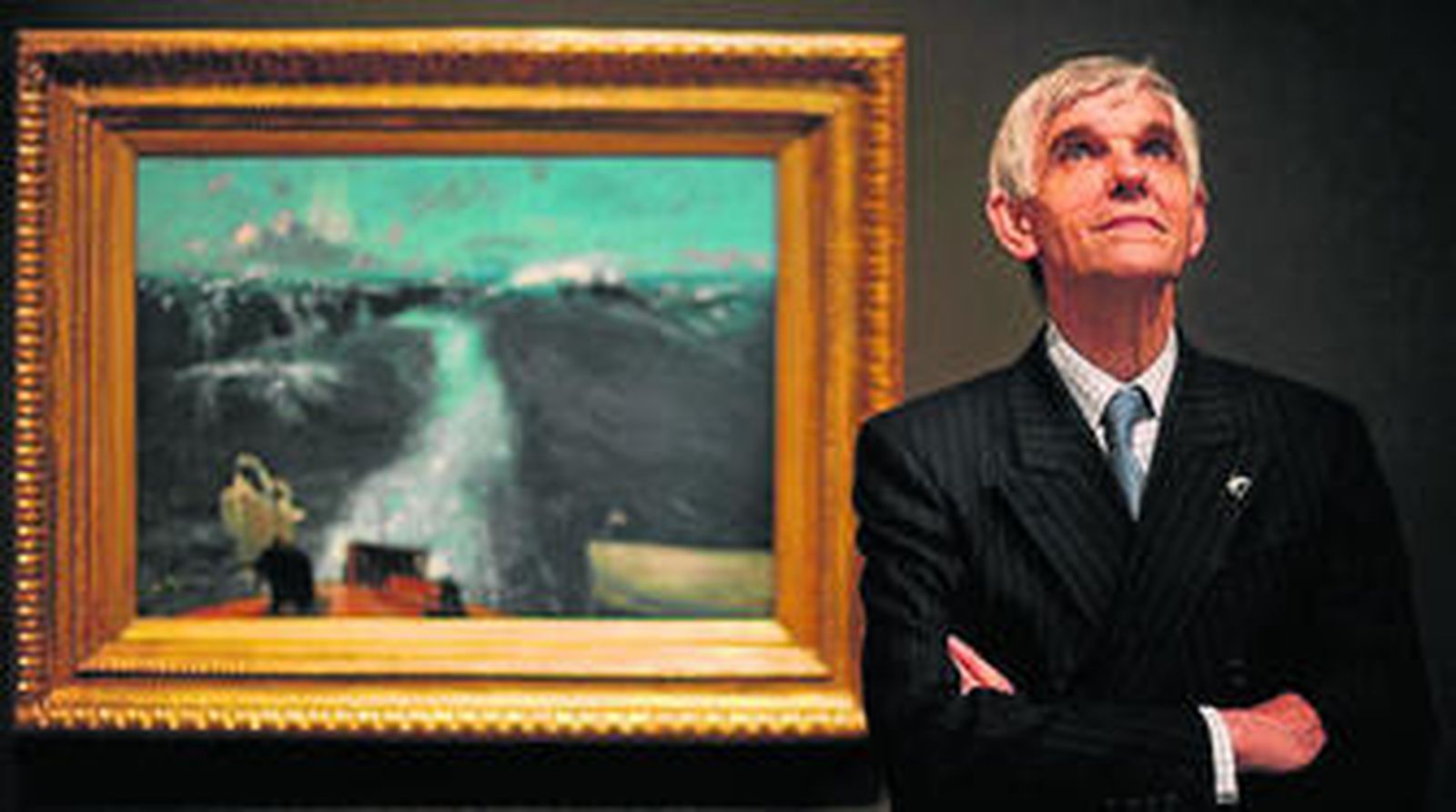 Richard Ormond, responsable de la pinacoteca, posa delante de una de las marinas de la exposición.