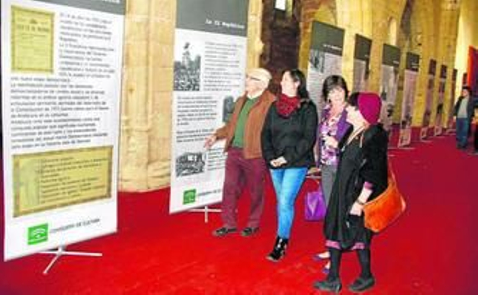 Las concejalas de Cultura y Participación, Mª Eugenia Lara y Matilde Roselló, junto al ex alcalde Gómez Ojeda y la vicepresidenta del Foro, ayer en la muestra.