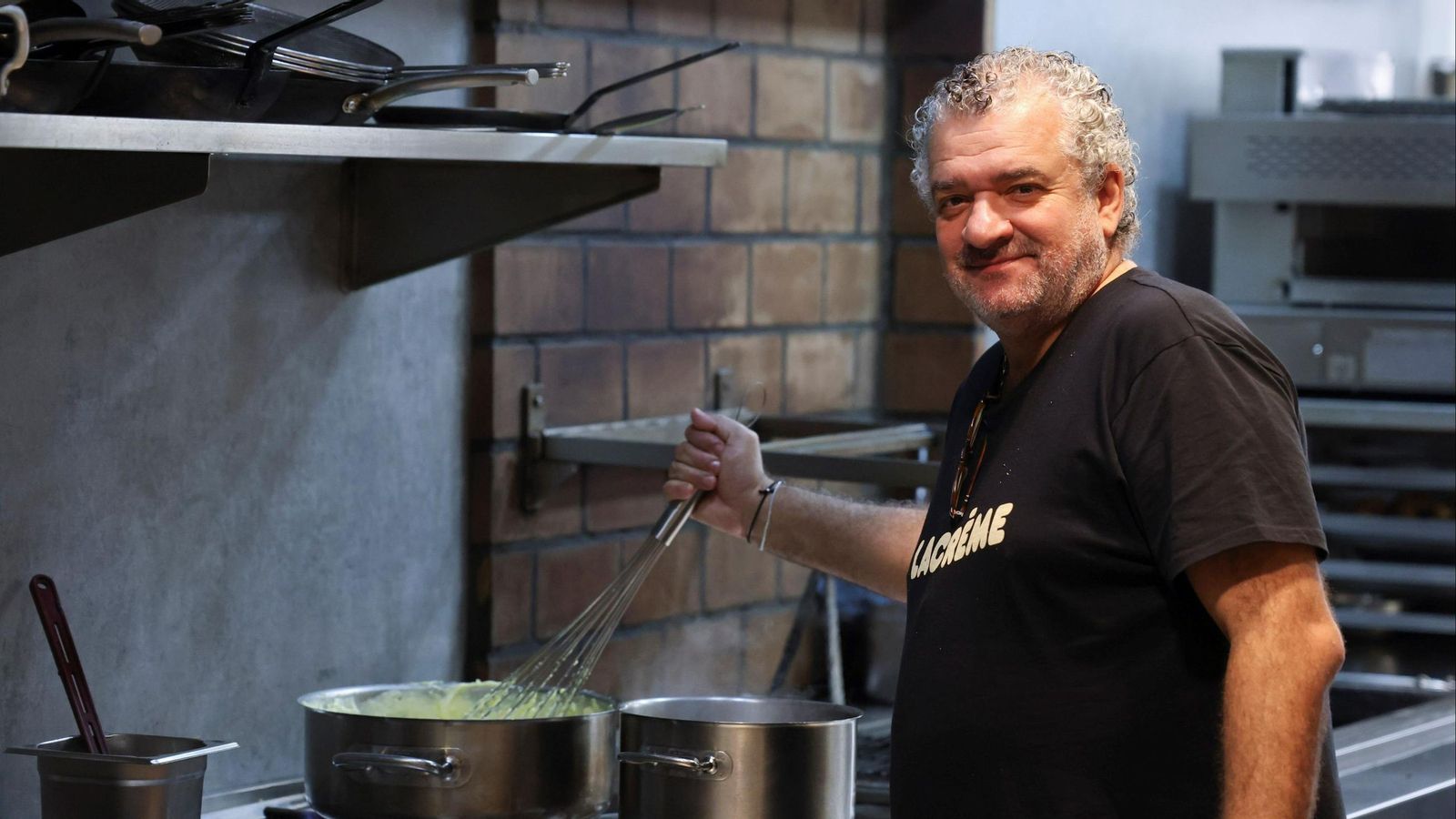 El chef Dani Carnero en la cocina de Kaleja.