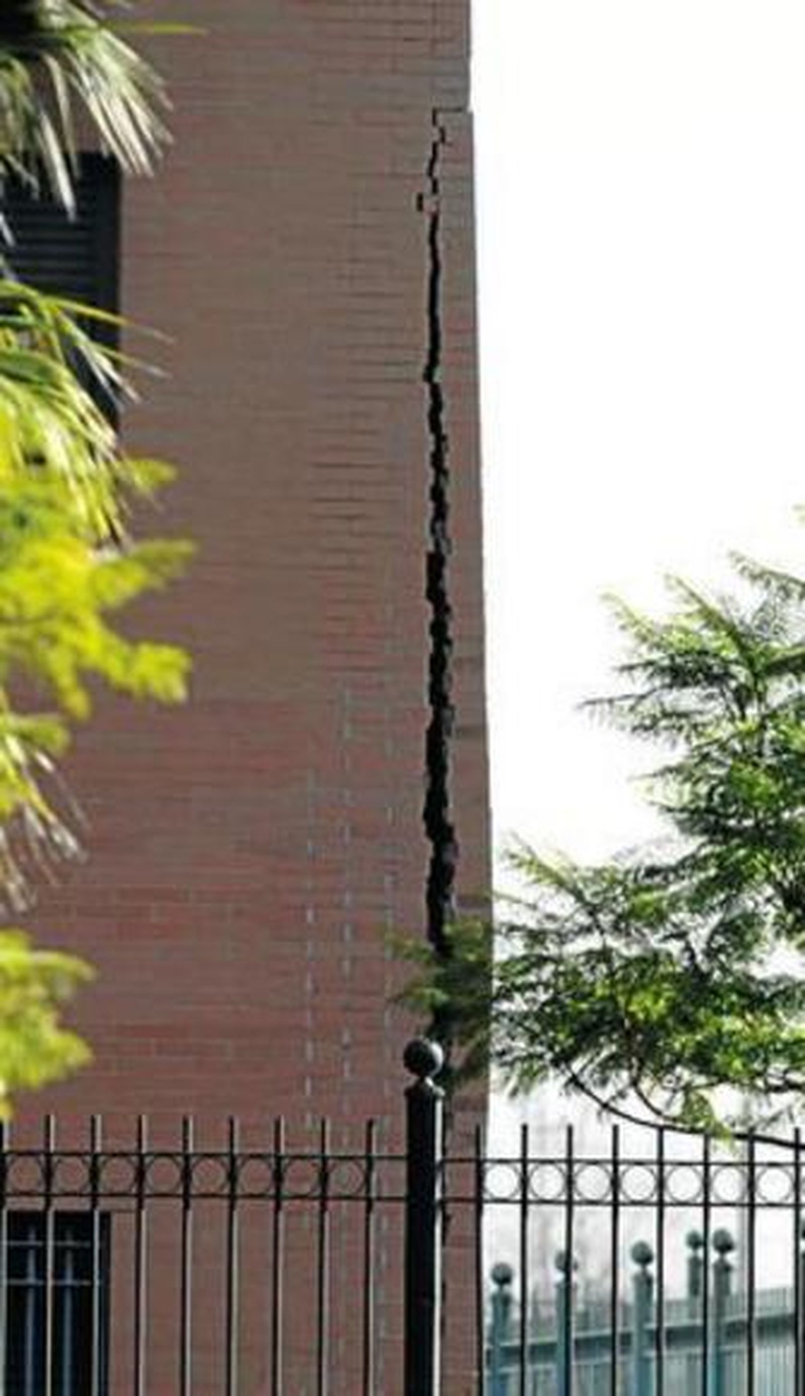 Un cartel del Ayuntamiento anuncia el cierre al público de los Jardines de Hércules por seguridad.