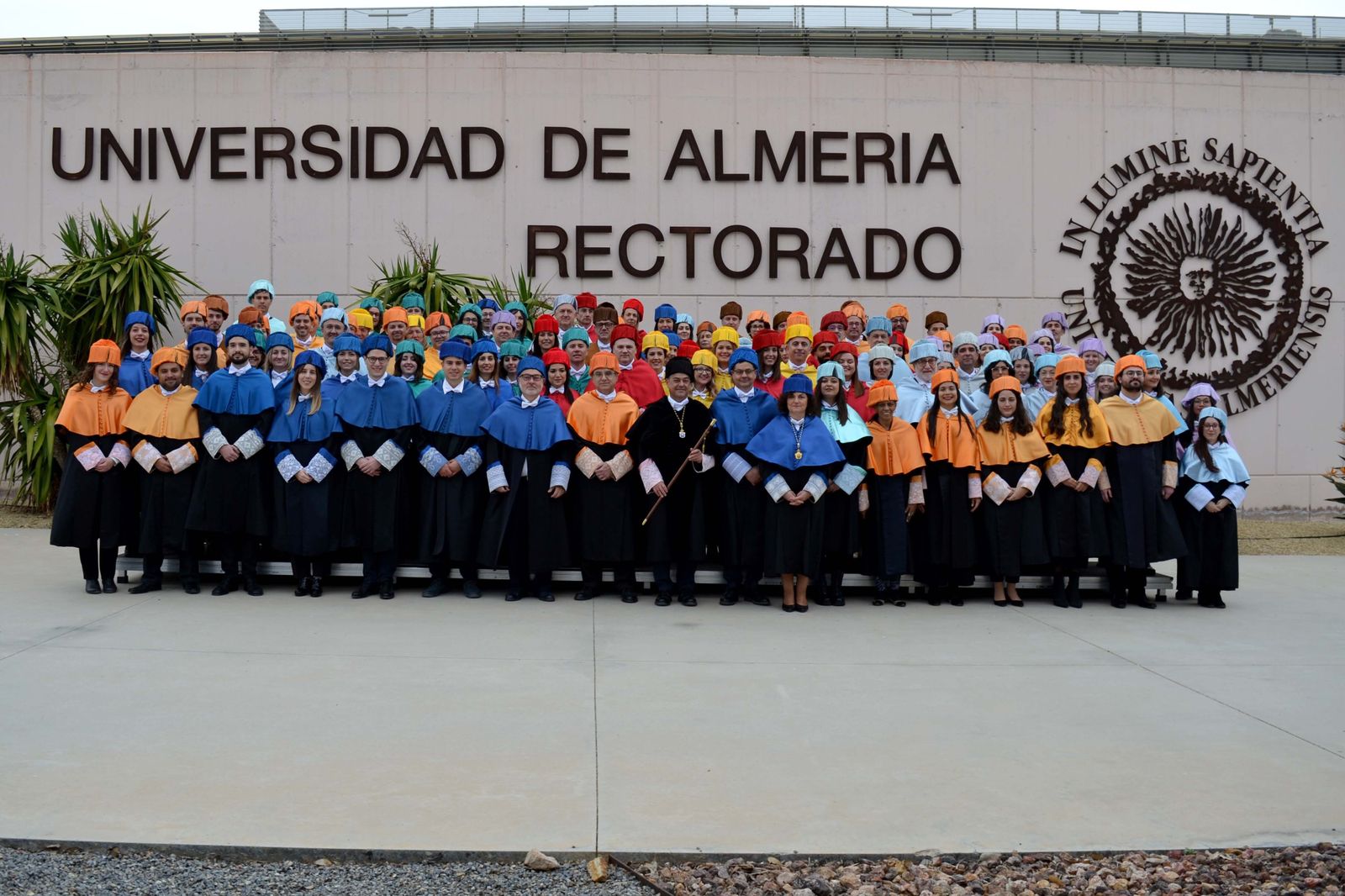 Foto de familia de los nuevos doctores.