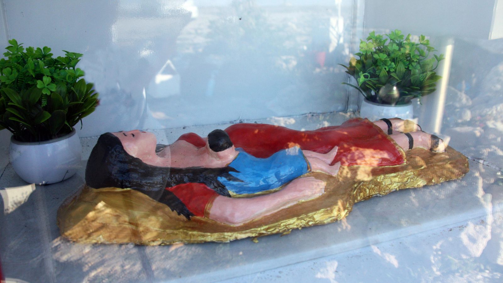 Representación de la Difunta Correa en uno de los receptáculos de Almerimar.