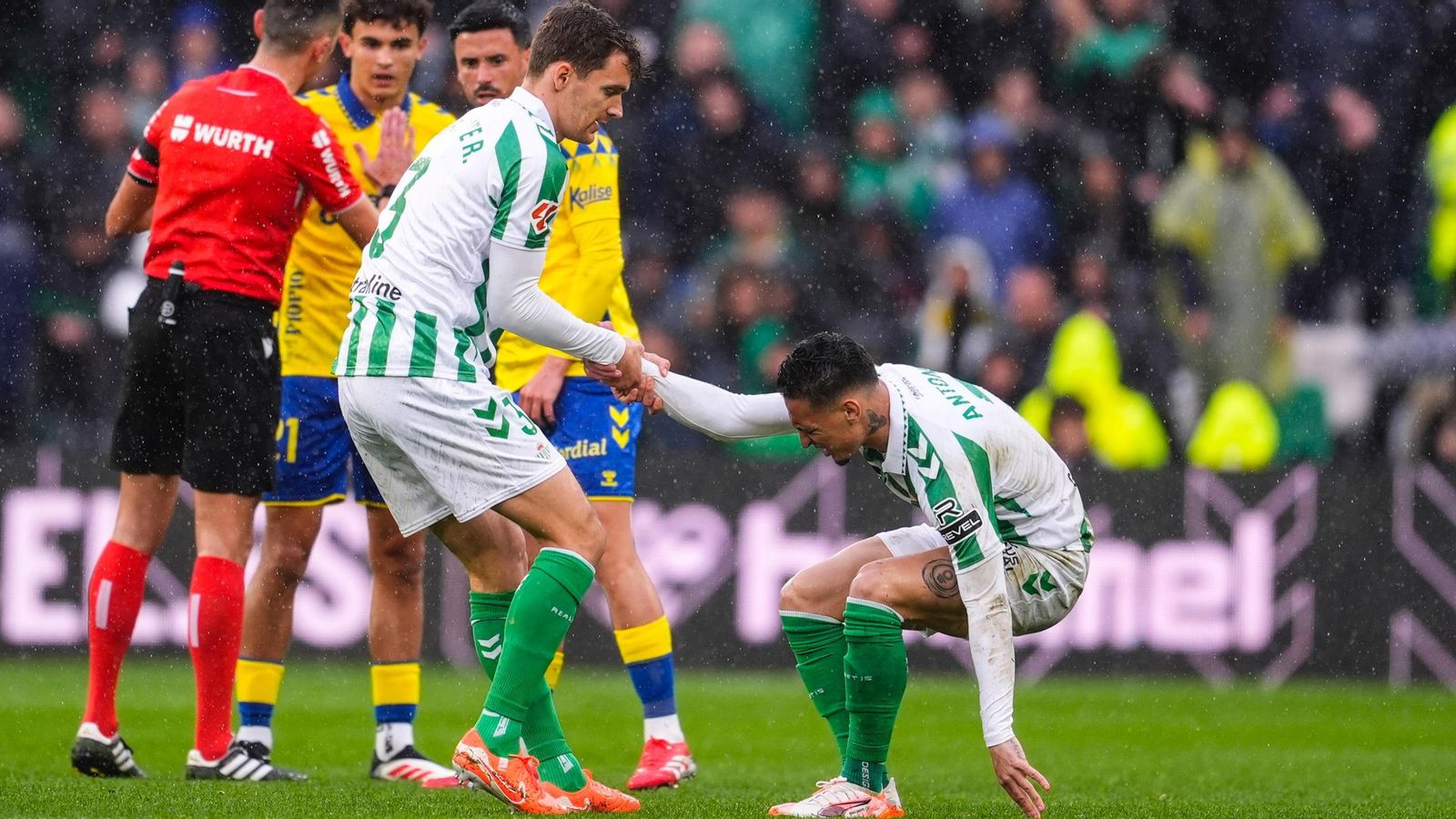 Llorente ayuda a Antony a levantarse tras una entrada