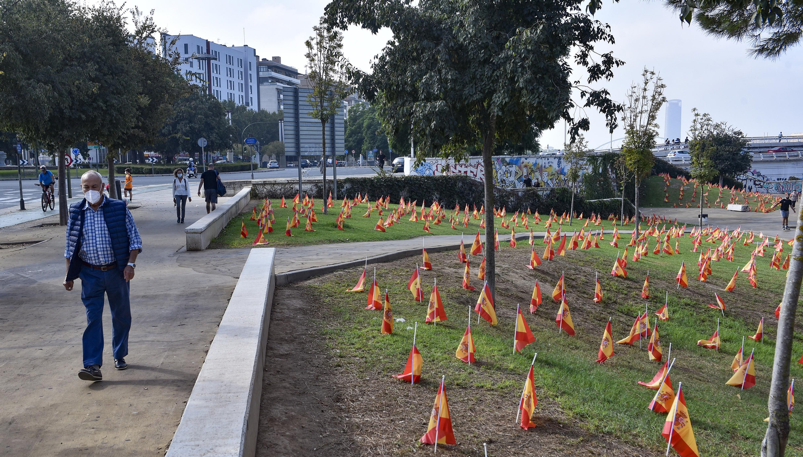 Víctimas del Coronavirus: 53.000 banderas de España junto al río