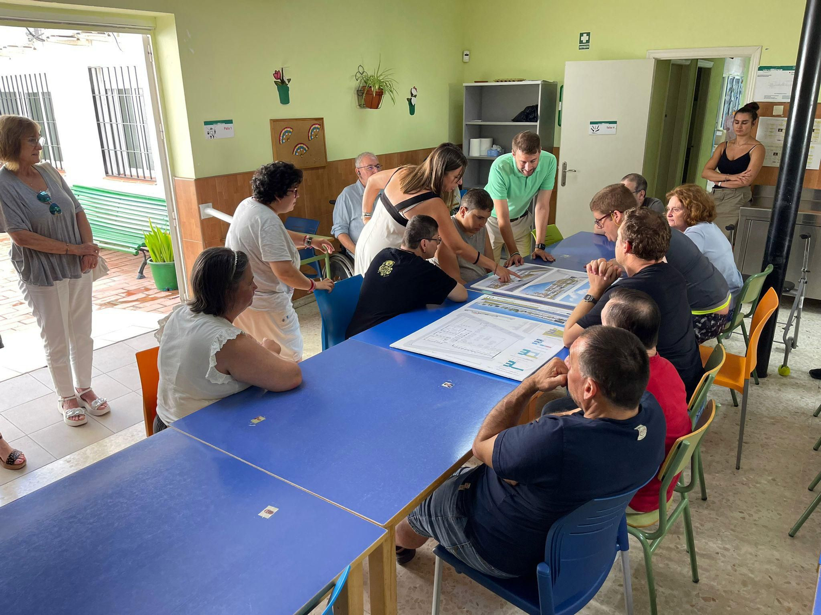 Presentación del nuevo centro ocupacional a algunas de las personas de Verdiblanca.