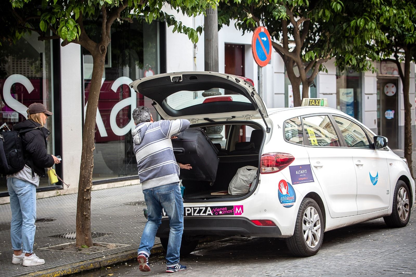 Un  taxista recogiendo a un cliente en la Plaza del Palillero de Cádiz