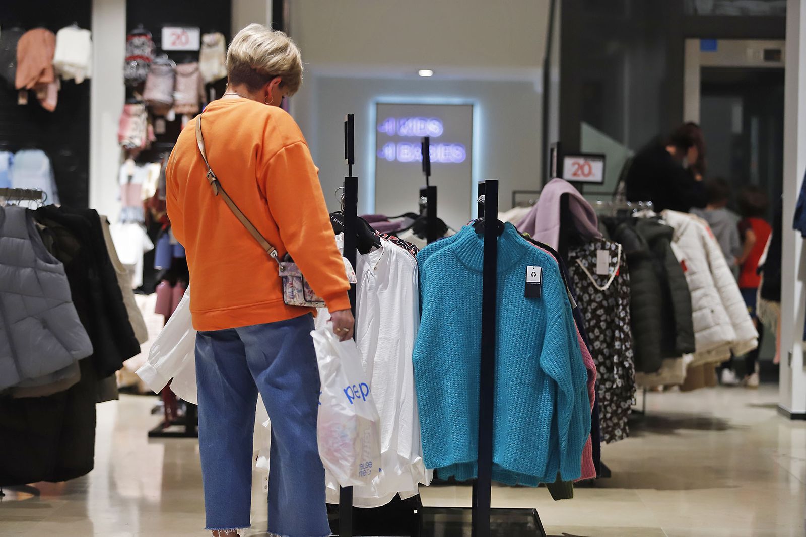 Ambiente en las calles del centro de Huelva con el Black Friday