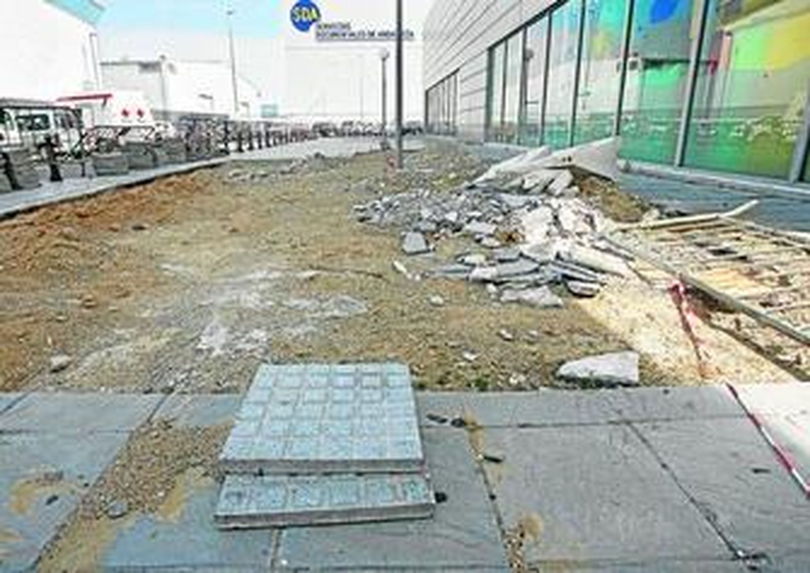 Una zona levantada justo al lado de un lateral del parque infantil Chiqui Park y que presenta un aspecto lamentable desde hace tiempo.