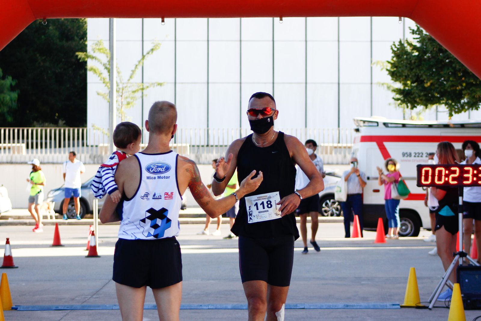 Dos participantes se saludan cerca de la meta.