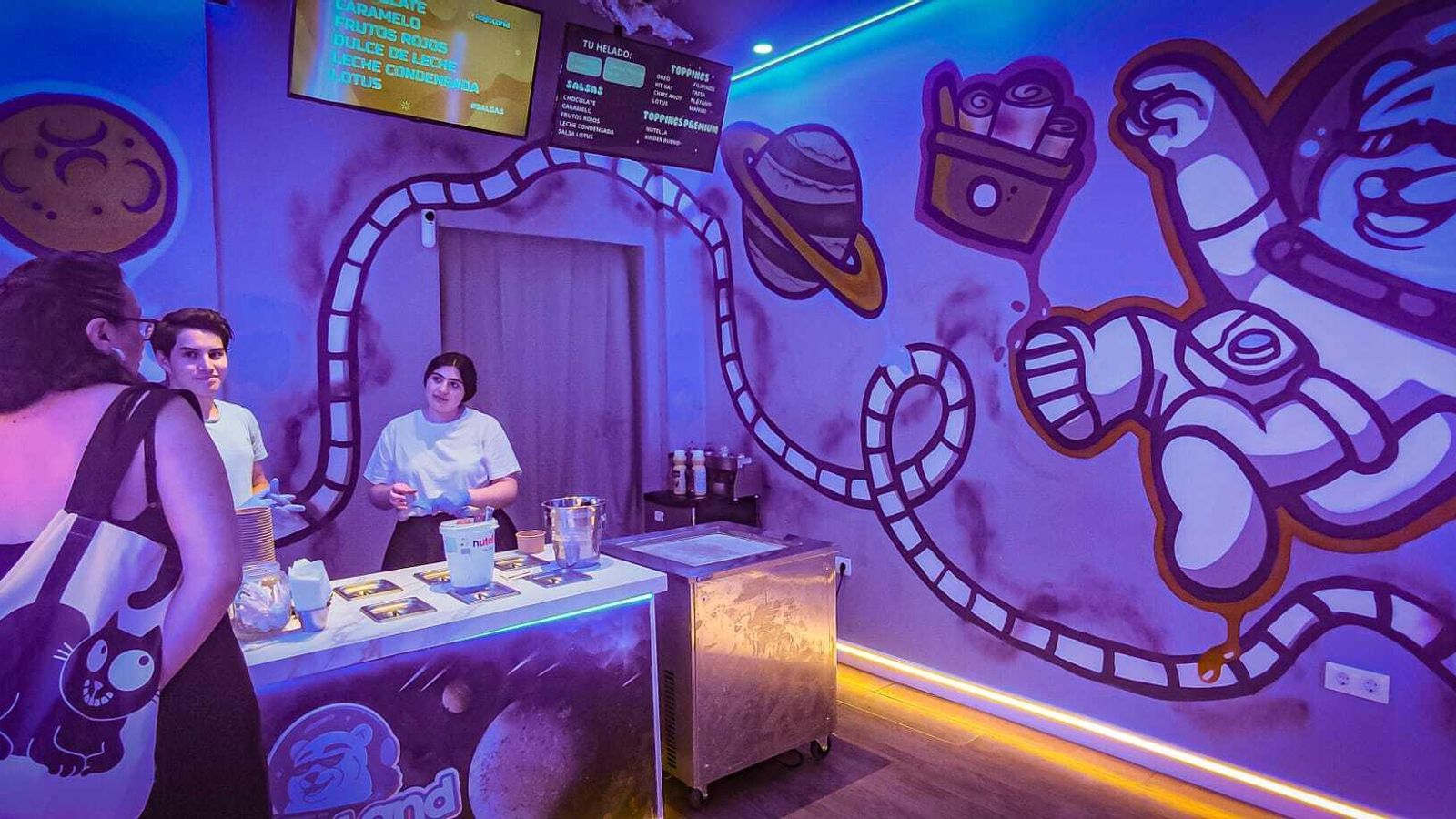 El local está decorado con temática del espacio. El local está decorado con temática del espacio.