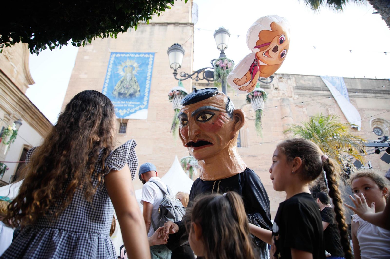 Desfile de Gigantes y Cabezudos de Vera, en imágenes
