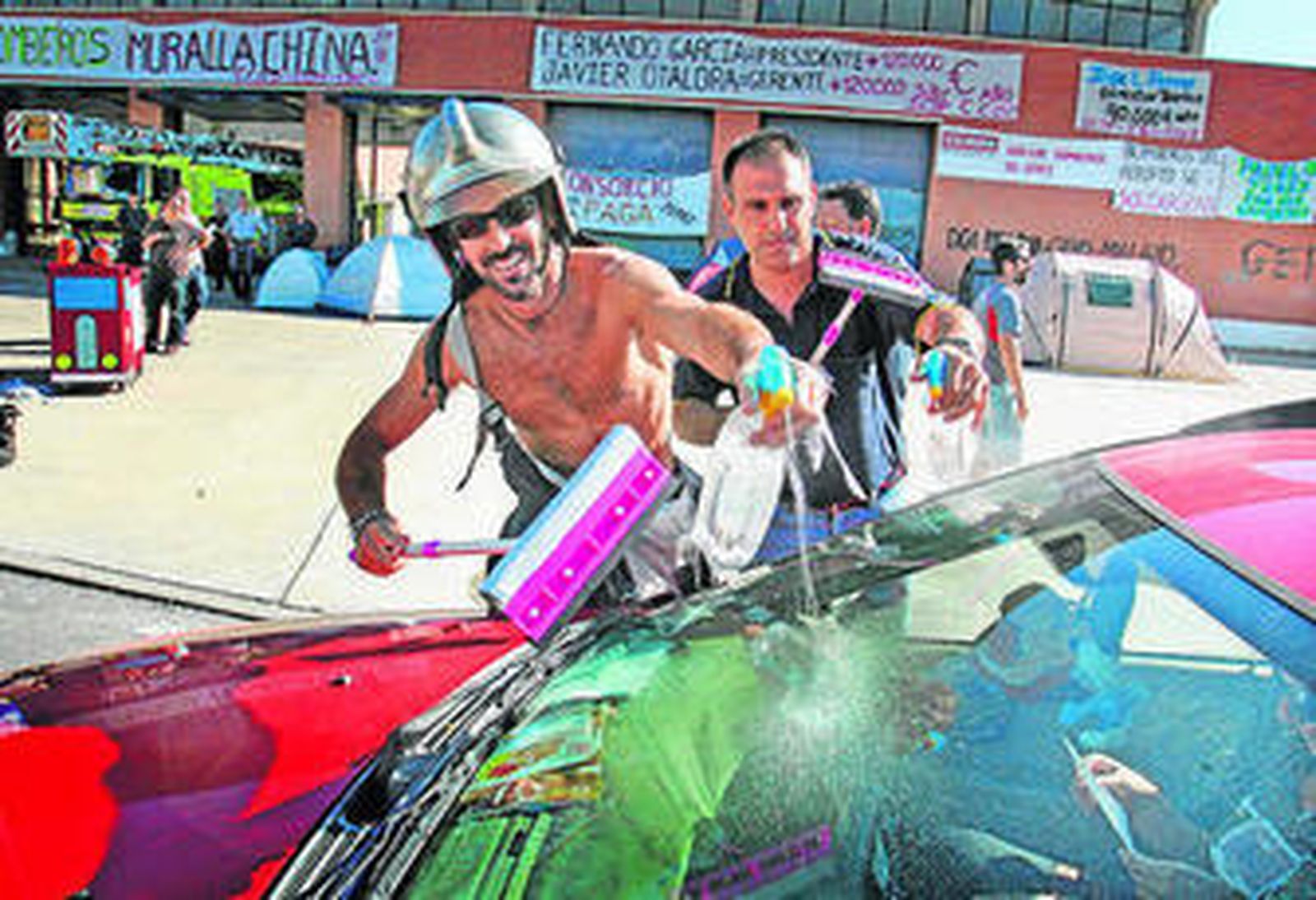 Bomberos de Jerez limpiaban ayer coches como medida de protesta.
