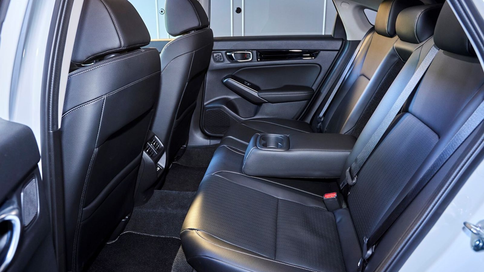 La distancia entre ejes ha crecido y se sitúa ahora en los 2,76 m, con lo que el espacio longitudinal atrás debe también ampliarse respecto al actual Civic.