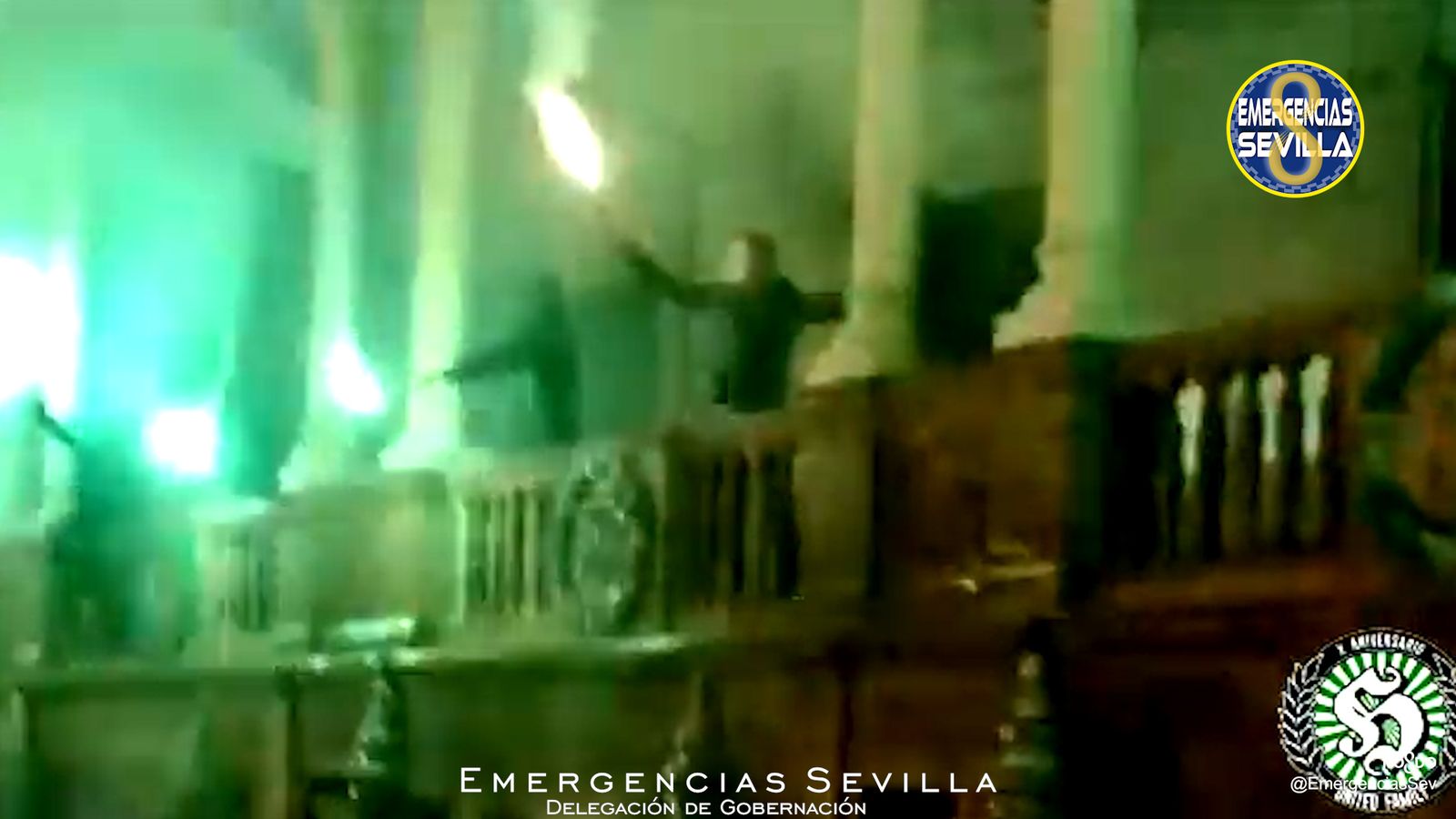 Algunos de los ultras sostienen bengalas en la Plaza de España.