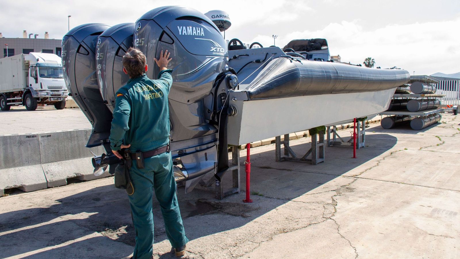 Un agente del Servicio Marítimo de la Guardia Civil observa la "narcolancha" en la costa de Granada | Imagen de archivo