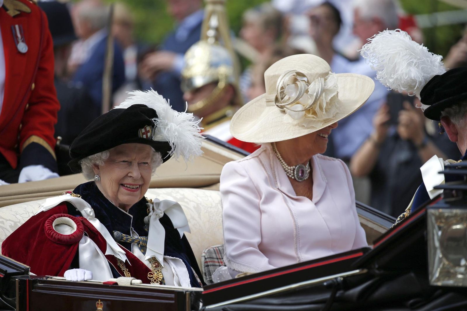La reina Isabel II, junto a Camila, duquesa de Cornualles
