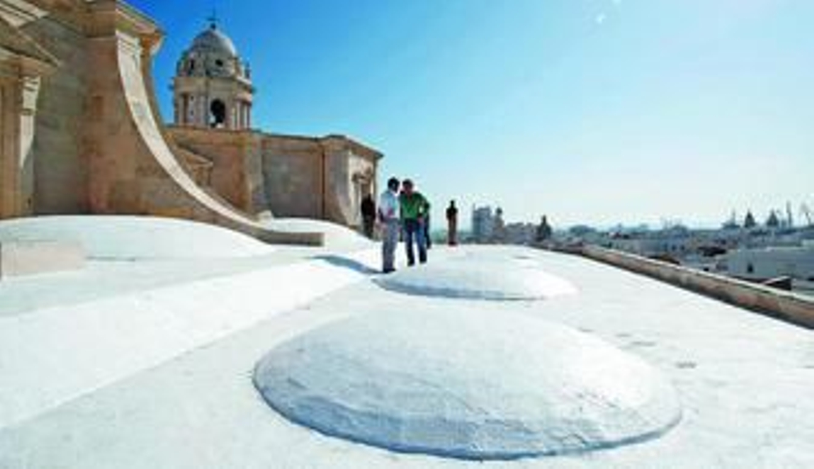 Todas las cubiertas del templo han sido limpiadas a fondo y tratadas para elimitar las grietas que se habían producido.