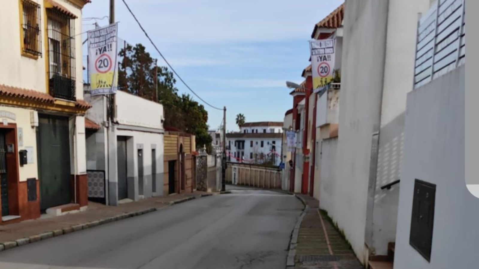 Banderolas en la calle Padre Manuel Fernández recordando que es una vía con velocidad máxima de 20 km/h.