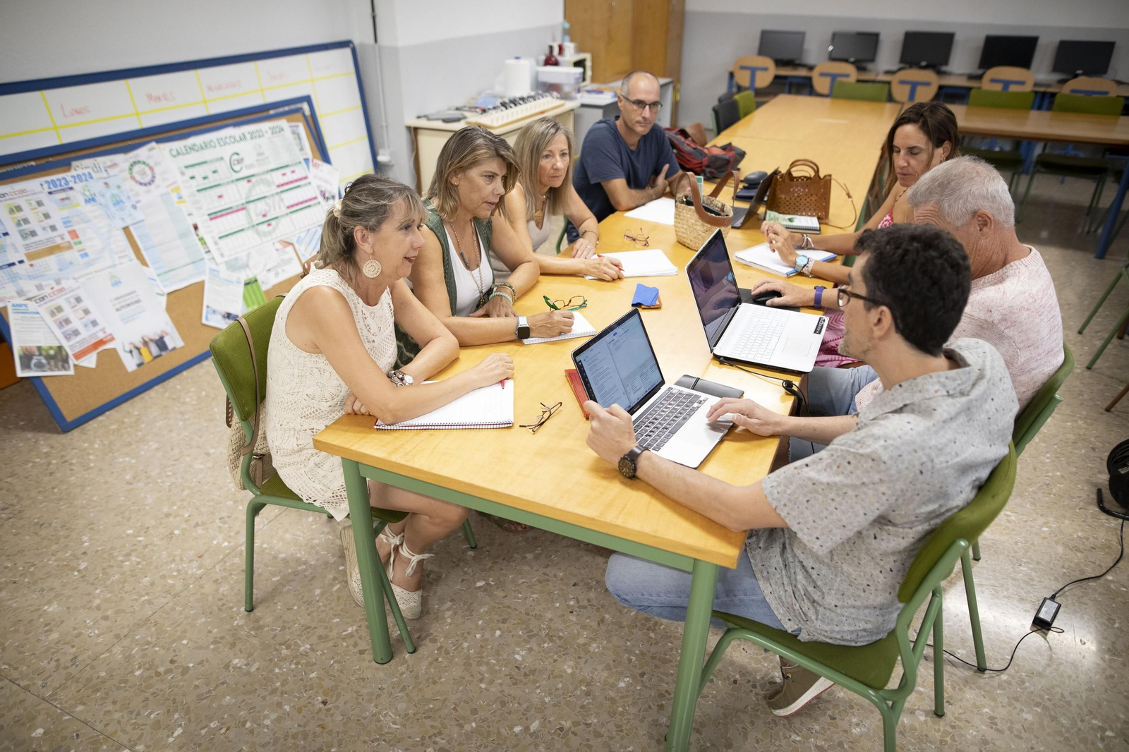 Reunión de docentes para preparar el curso escolar en el CEIP Federico García Lorca de Granada.