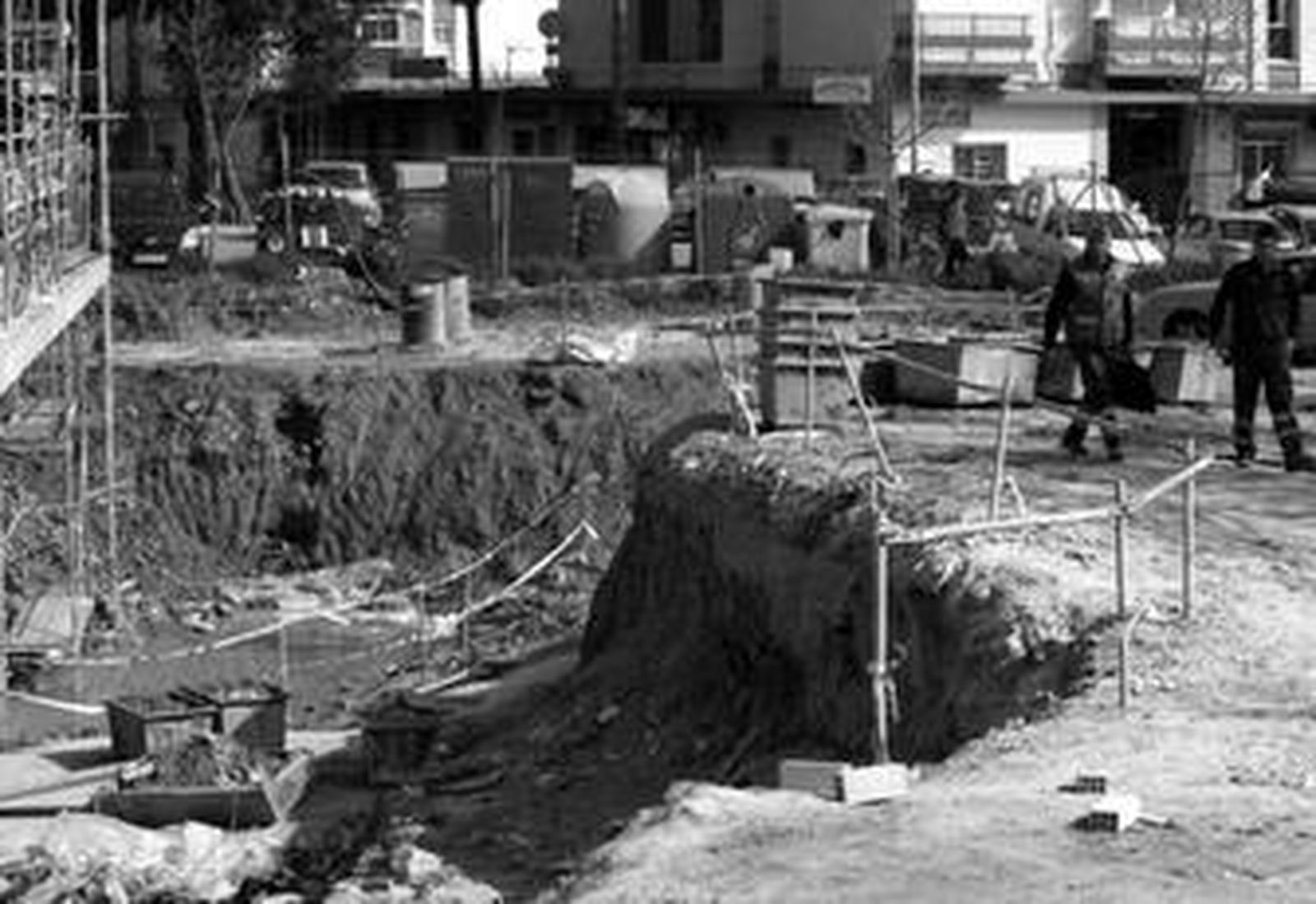 Trabajadores recogen el material de las obras de la jefatura de la Policía Local en la jornada de ayer.