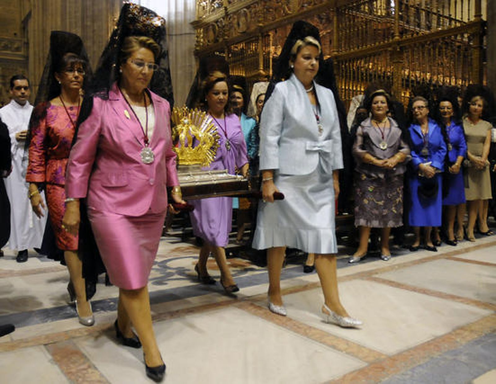Mujeres portan la corona que llevará la virgen.

Foto: Juan Carlos Vázquez