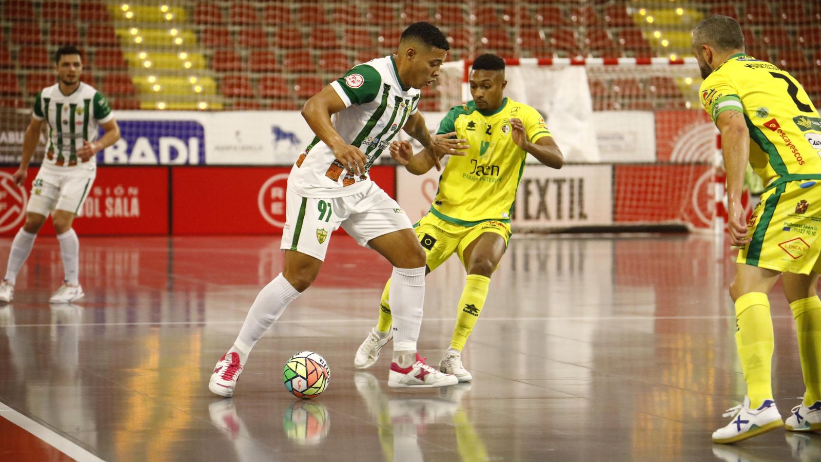 Guilherme es presionado por dos jugadores del Jaén.
