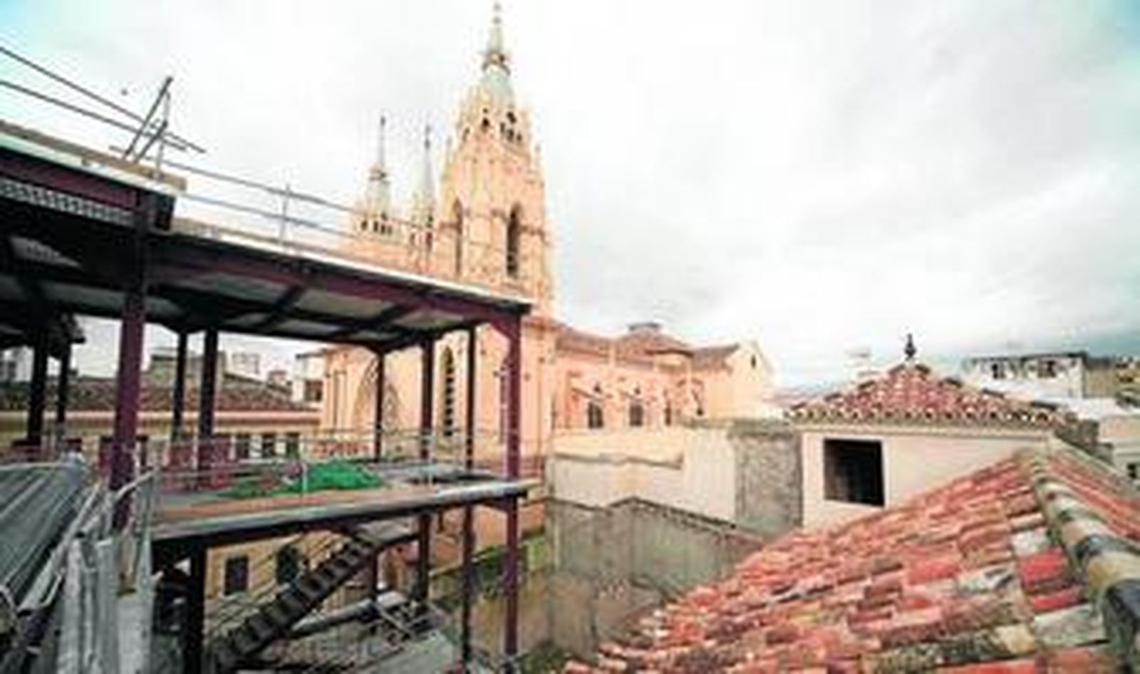 1. El proyecto de reforma cede protagonismo a la visualización desde el interior del recinto de la parte alta de la ciudad; sus torres, iglesias y calles del centro. 2. La iglesia de Los Mártires asoma desde las plantas superiores del museo. 3. Arquitectos y demás responsables de la rehabilitación del inmueble realizaban ayer una visita guiada por su esqueleto, con idea de informar a los periodistas del avance de las obras, ejecutadas ya en un 85%.