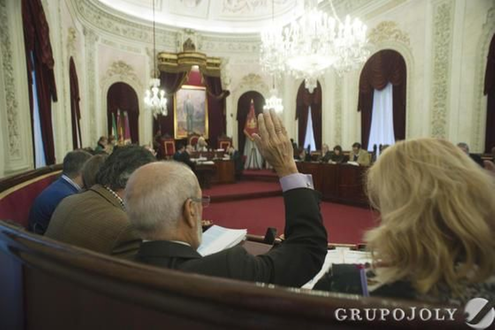Momentos de tensión en el último pleno del año en el Ayuntamiento de Cádiz por las protestas de las empleadas de Limasa, que fueron desalojadas por la Policía. 

Foto: Joaquin Hernandez Kiki