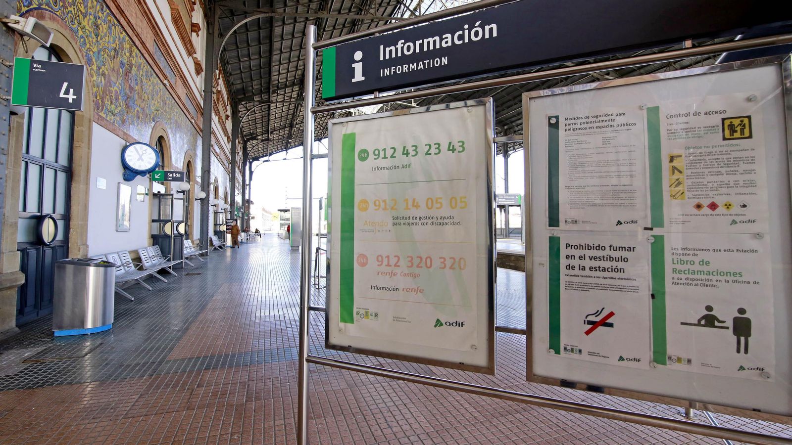 Panel informativo de Adif en el andén principal de la estación en el que se anuncia la prohibición de fumar.