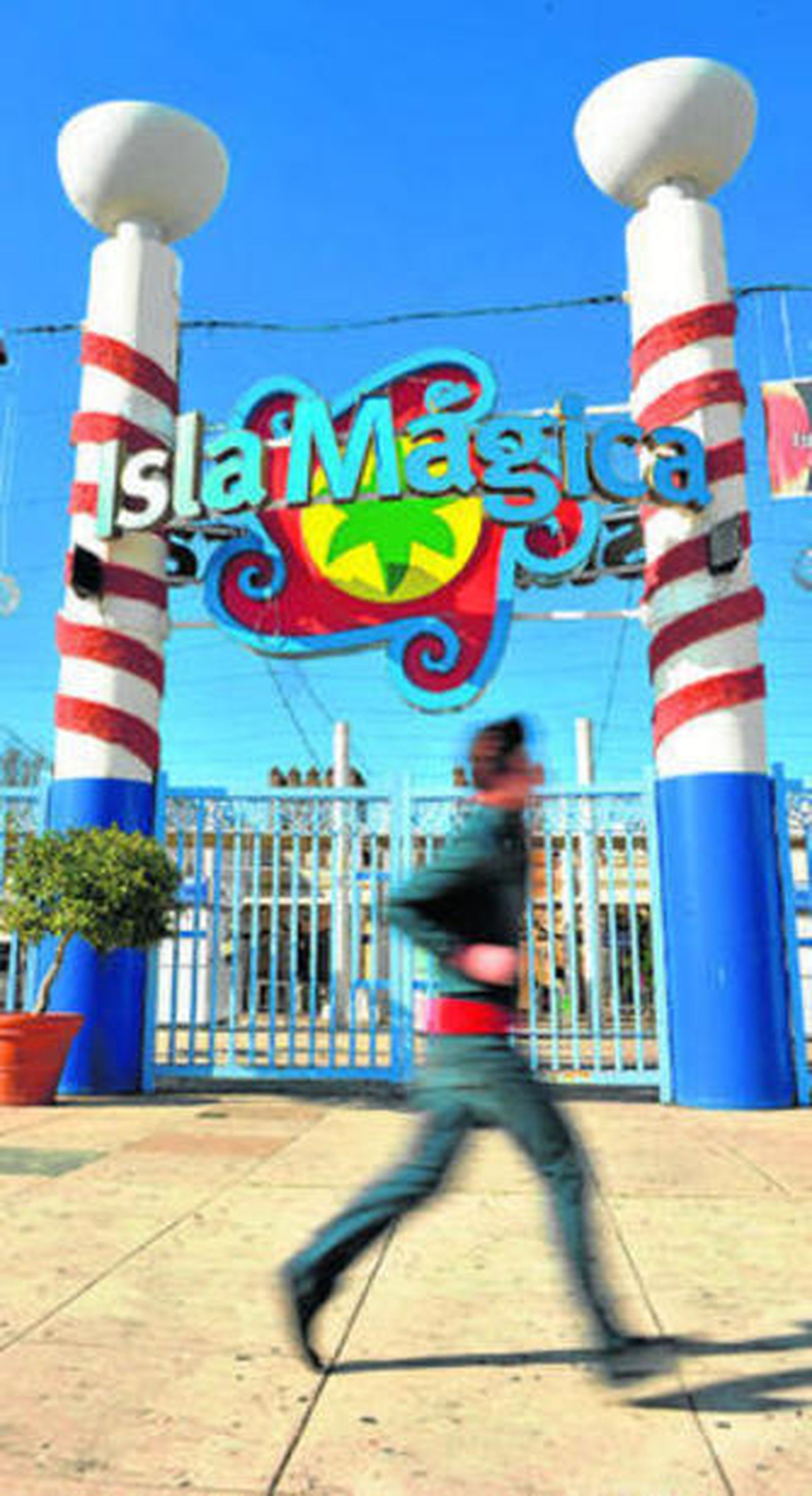 Entrada principal del parque de ocio Isla Mágica.