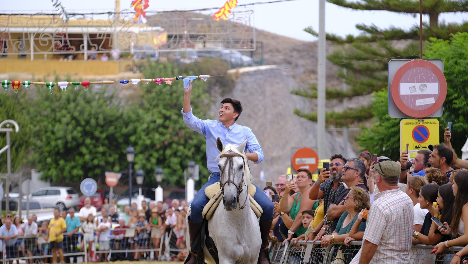 La popular carrera de cintas a caballo de las Fiestas de Mojácar, en imágenes