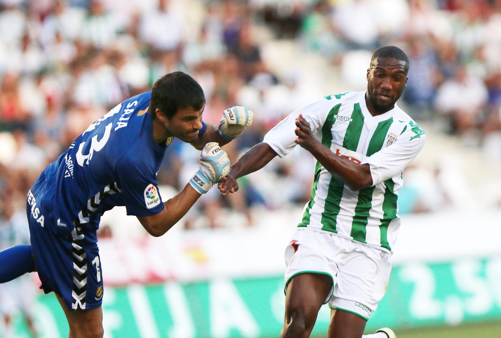 Saja despeja ante Bergdich, con el Nàstic.