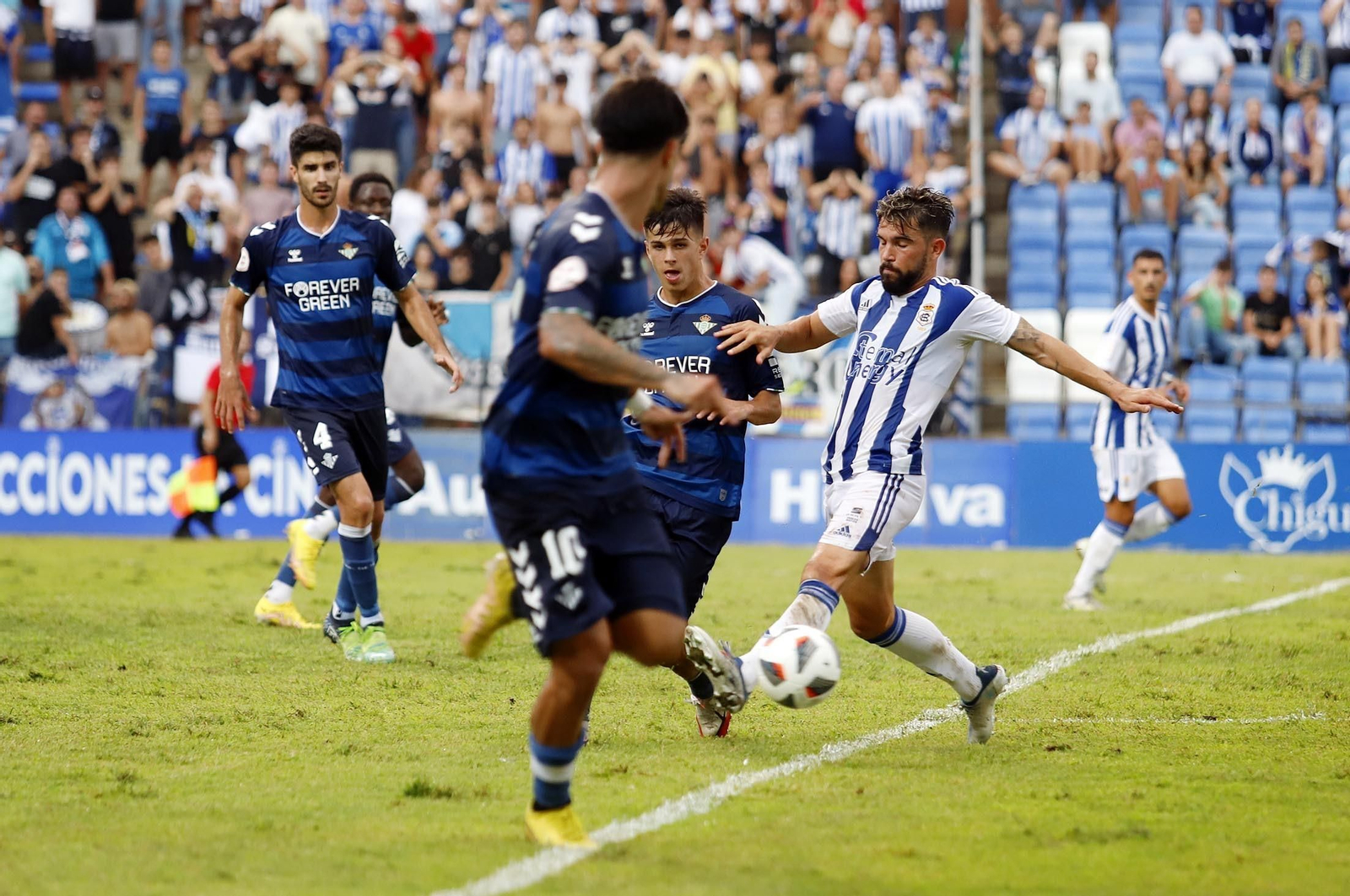 Adriá Arjona presiona a un rival del Betis Deportivo en el último encuentro en Huelva de los albiazules. Adriá Arjona presiona a un rival del Betis Deportivo en el último encuentro en Huelva de los albiazules.