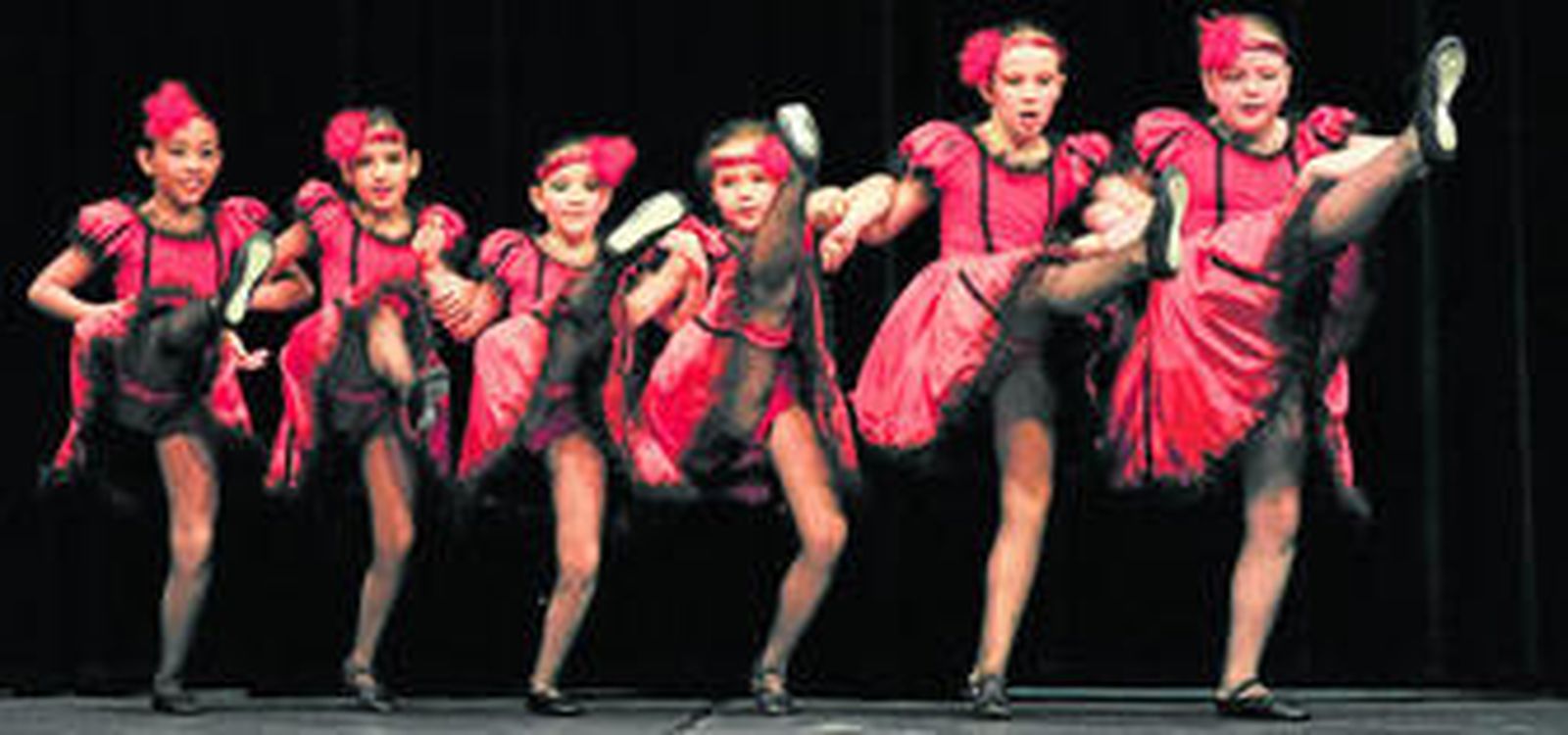 Las alumnas Laura Briceño, Marta de la Calle, Paula Jiménez, Candela Joly, Mirian Maldonado y Marta Marín en una coreografía de María de los Ángeles Sánchez Murcia.