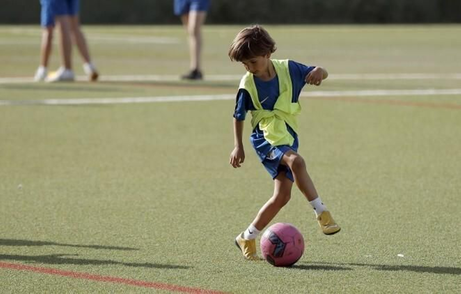 Un joven lleva el balón en el campus del verano pasado.