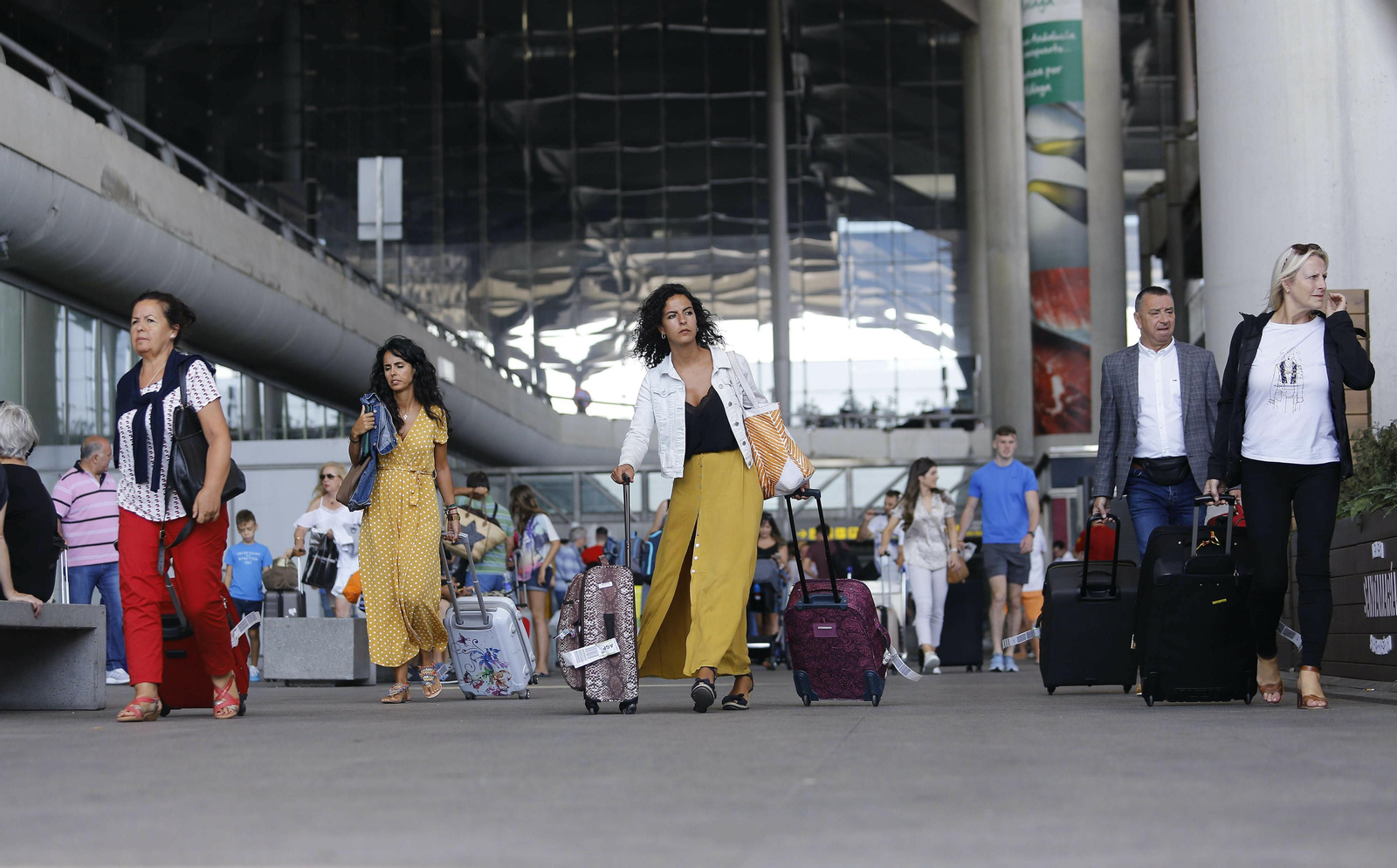 Turistas llegando al aeropuerto de Málaga.