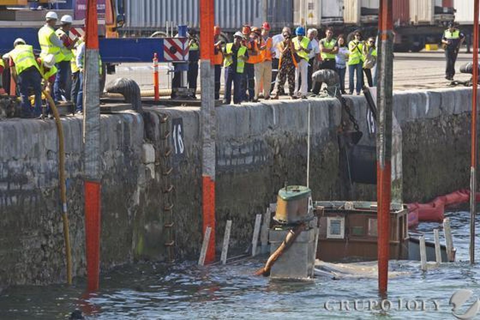 Las labores de reflotamiento comenzaron a las siete de la mañana y se alargaron hasta el mediodía.   Foto: Julio Gonzalez