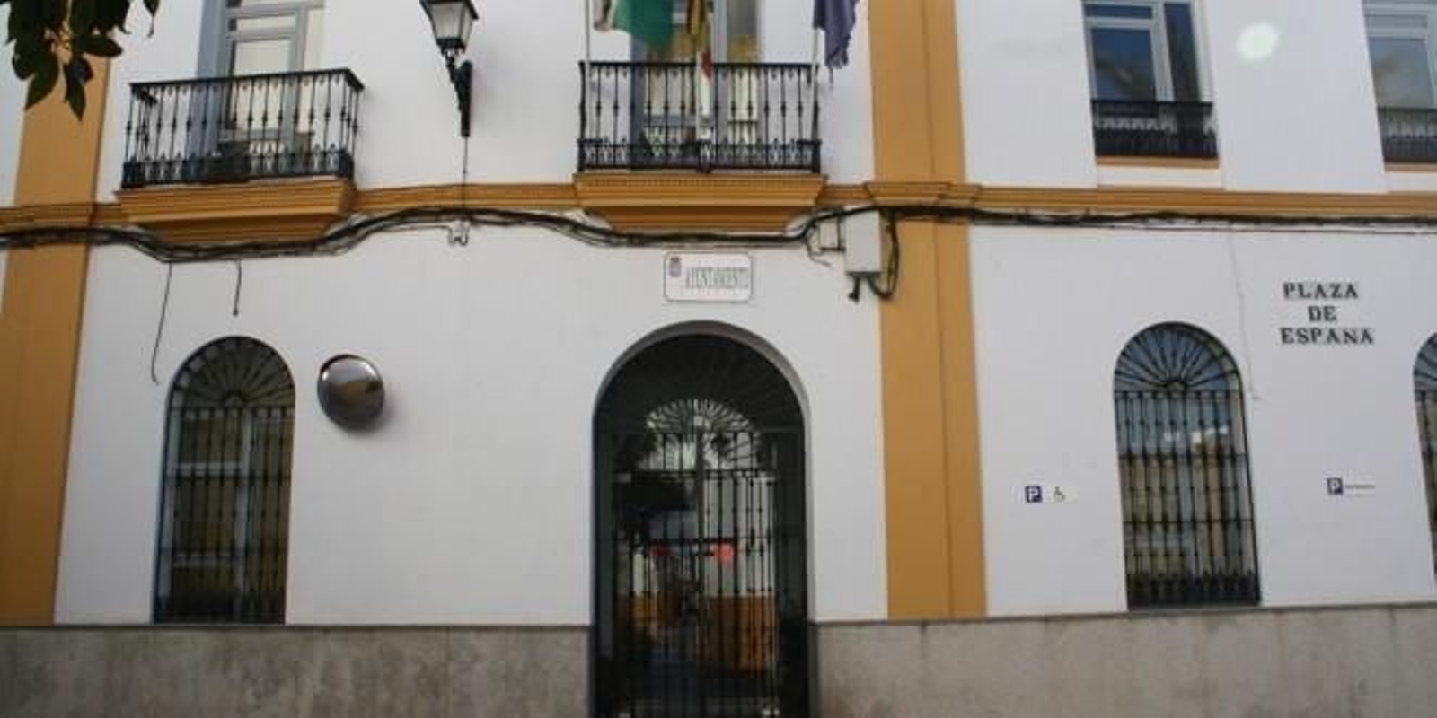 Fachada principal del Ayuntamiento de El Pedroso.
