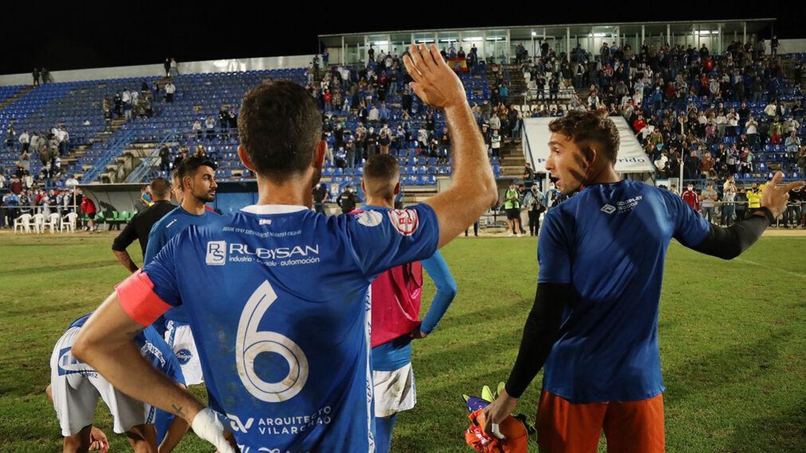 Los jugadores azulinos se despiden de sus aficionados tras caer en la Copa RFEF con el Córdoba. Los jugadores azulinos se despiden de sus aficionados tras caer en la Copa RFEF con el Córdoba.