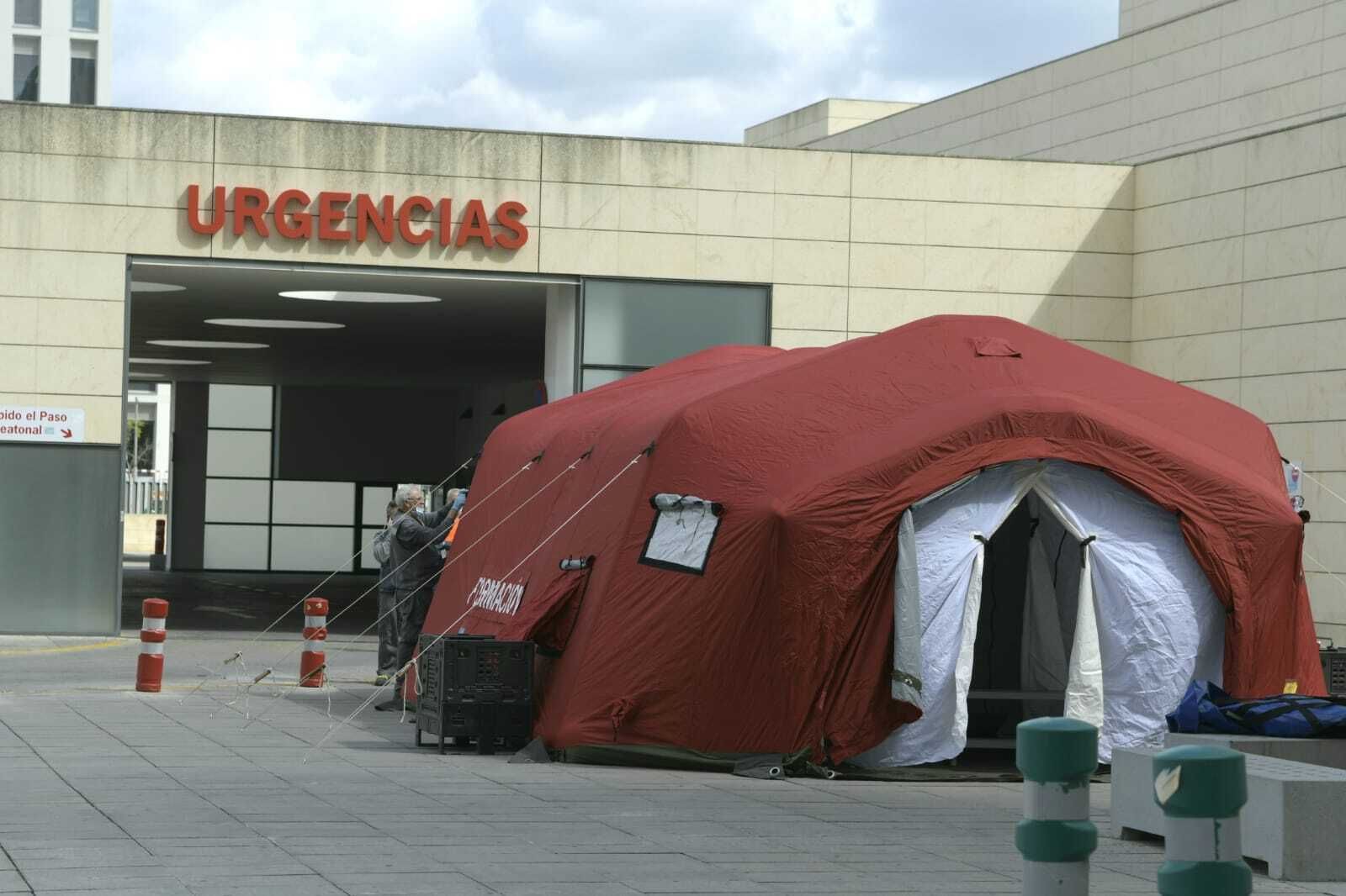 El San Cecilio del PTS instala una carpa para 'desinfectar' de coronavirus al personal de ambulancias de Granada