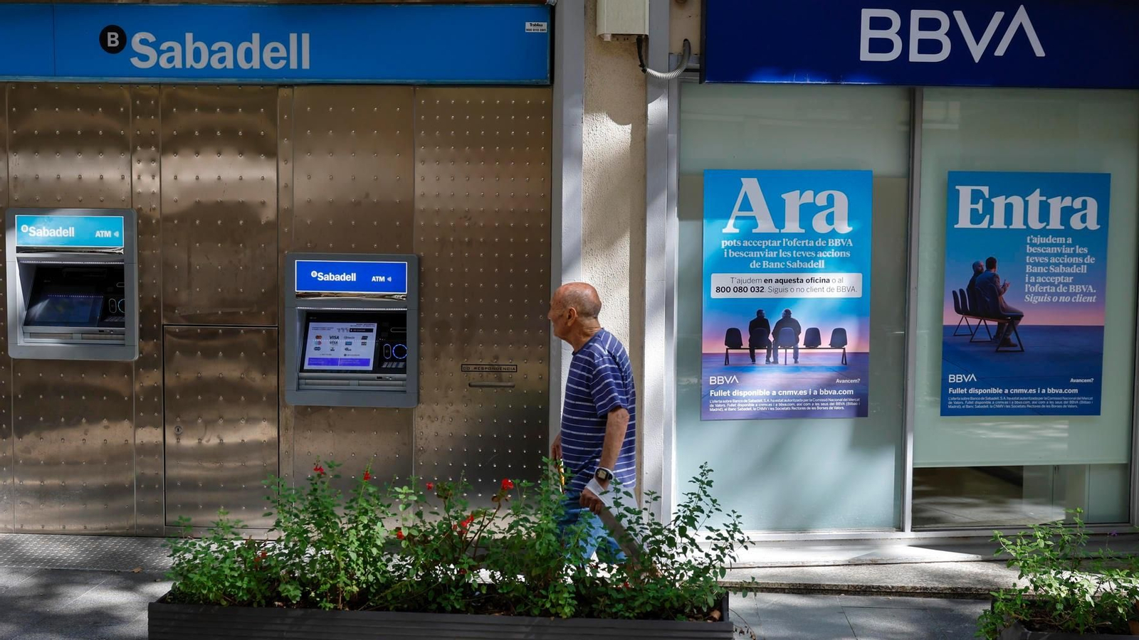 Una oficina del BBVA junto a otra del Banco de Sabadell en Barcelona este lunes.