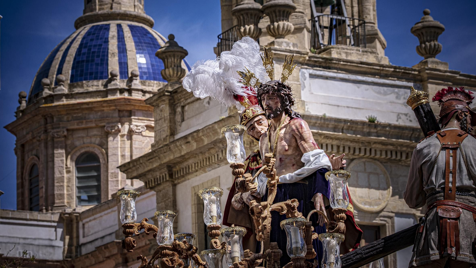 Imágenes de la salida del Despojado en la Semana Santa de Cádiz 2025